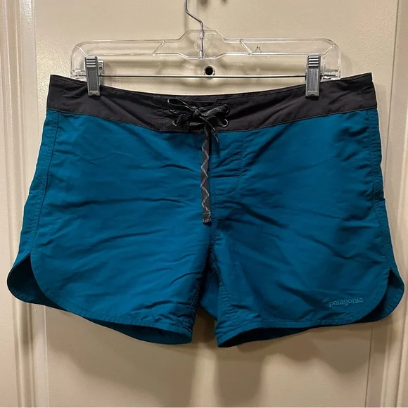 Patagonia Women’s Wavefarer Boardshorts 5” Teal color outdoors , size 8 - Picture 3 of 7
